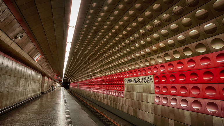 HAPPY-OUTSIDE-ARTTRAVEL-ENTYPOSIAKOI-STATHMOI-METRO1