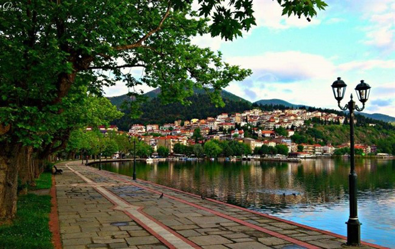 HAPPY-OUTSIDE-ARTTRAVEL-KASTORIA-10-1-LOGOI-GIA-TOYS-OPOIOYS-EPISTREFOYME3